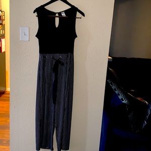 Cute jumpsuit. Great conditions.
